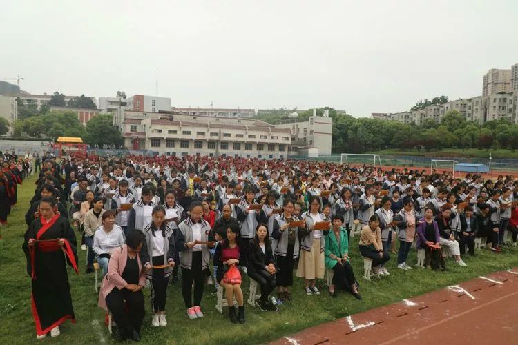 看完新洲三中高三学子的成人礼谁不想再过一次18岁