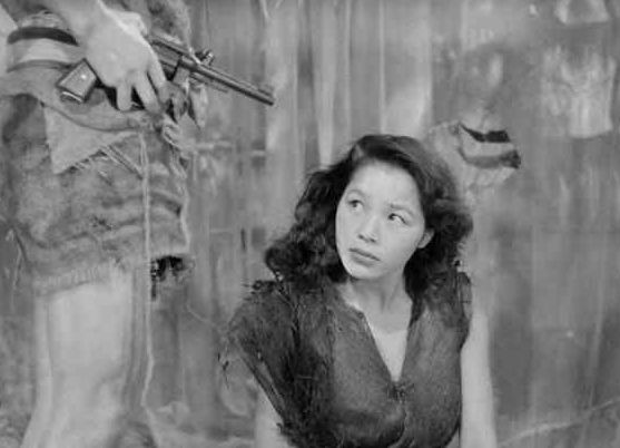 二战时，一位美国黑人和12名日本少女被困荒岛，暴露人性的阴暗面