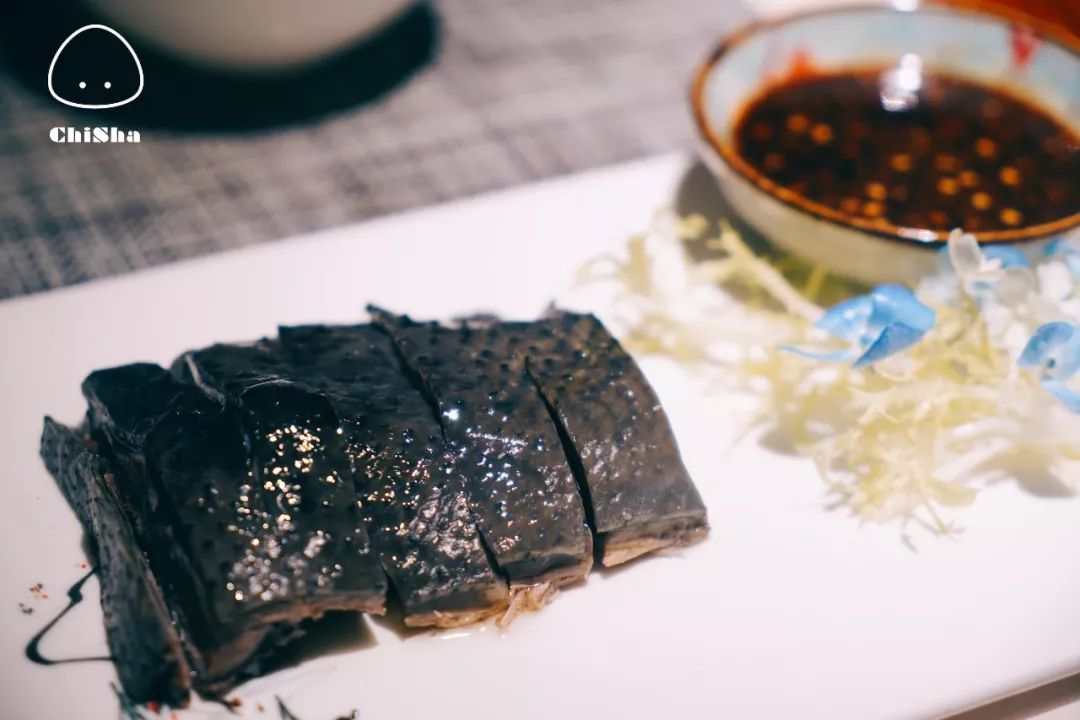 哈尼蘸水鸡用的是云南空运的乌鸡,皮薄肉嫩鸡香气足,蘸上特制的酱料很