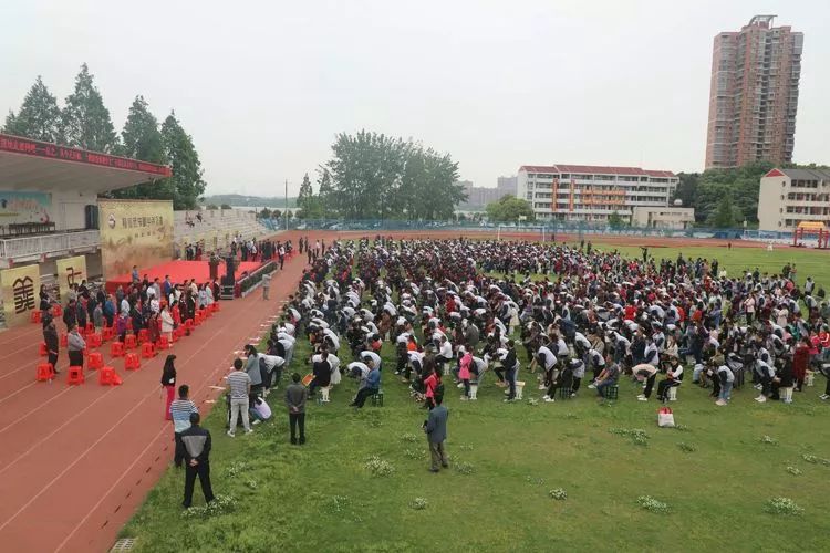 看完新洲三中高三学子的成人礼谁不想再过一次18岁