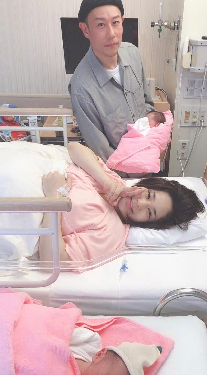                     苍井空全家福照曝光，双胞胎宝宝首次亮相