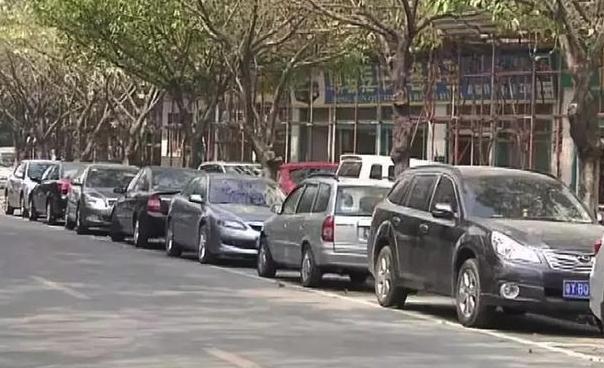 路边停车被撞，先报警还是报保险？做不对会很亏