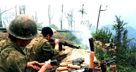 两山轮战珍贵照片:拿枪射击的女兵真美 99真人注册