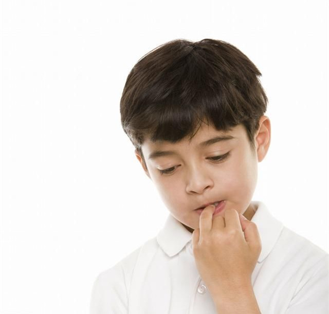                     原创            孩子咬指甲，被妈妈带去美甲店做指甲光疗，有哪些危害？