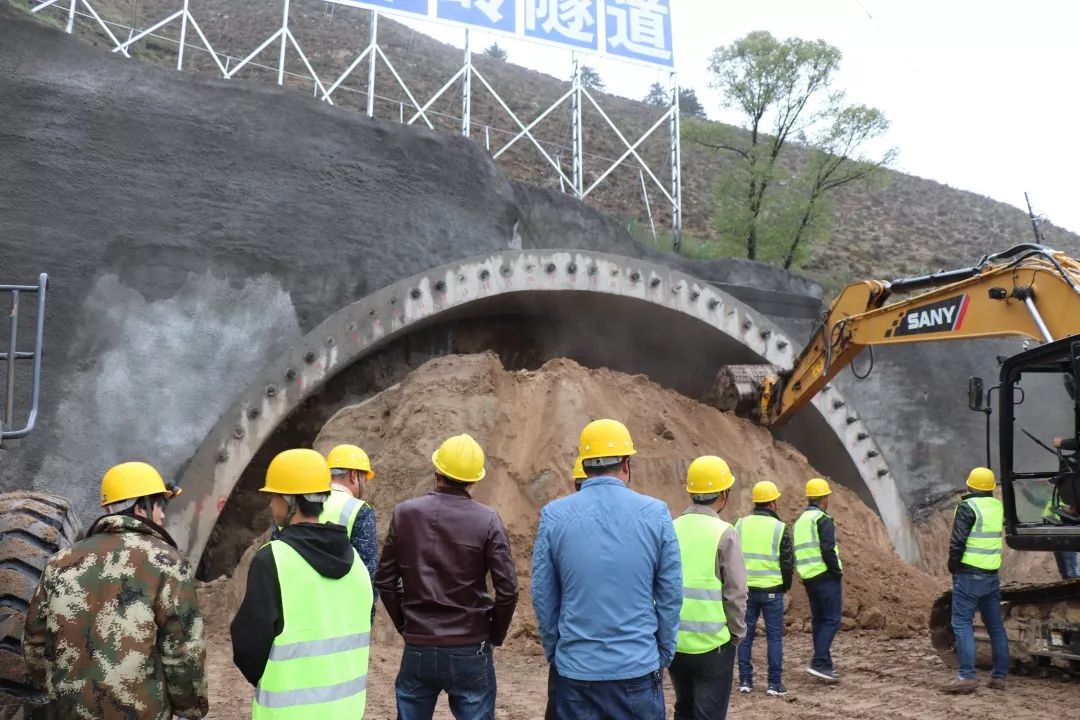 青海加西公路项目石羊岭隧道主体建设开始了!