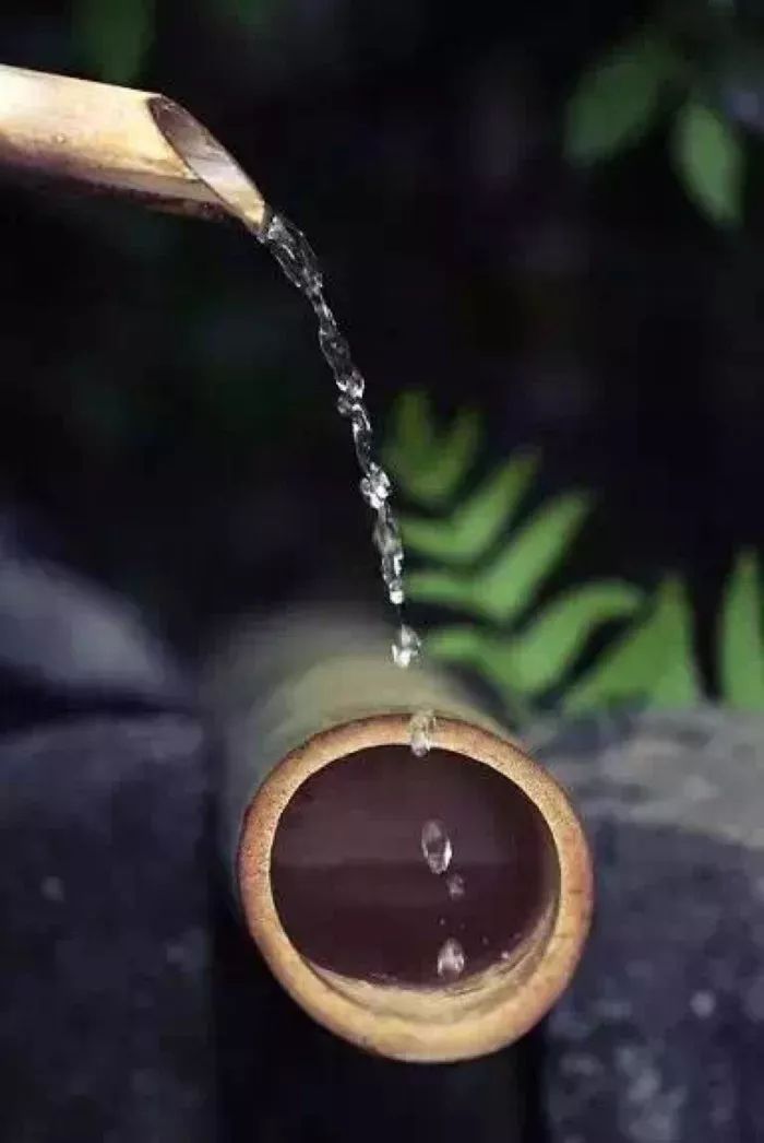 水虽柔和,却能滴水穿石;人若平和,定能春风化雨,劈山凿河.