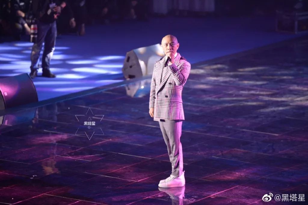 日前,知名的影视明星,歌手张卫健现身温州商演.