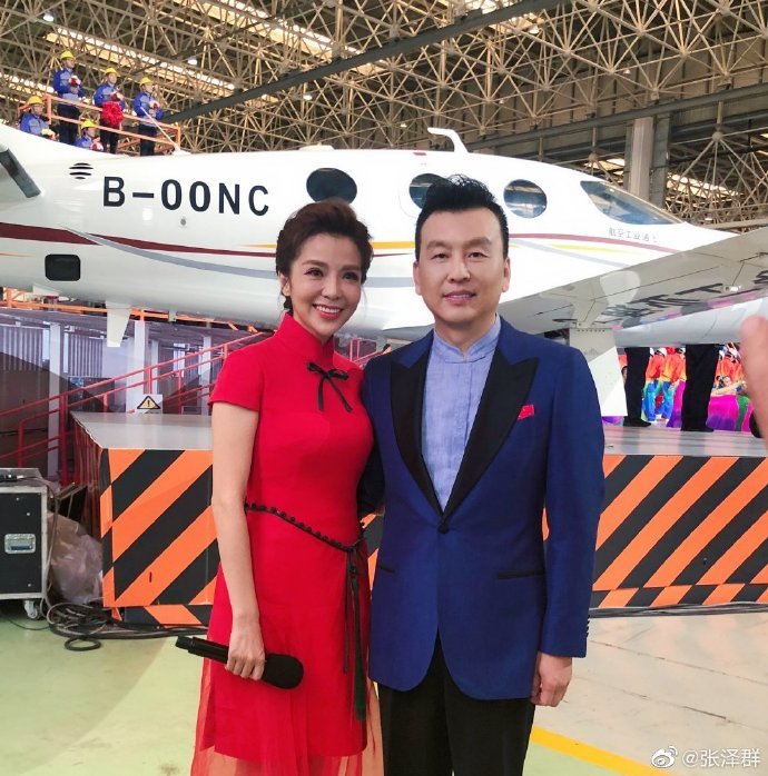 原创54岁央视主持人张泽群晒与朱迅合影,发福明显,发际线太抢镜!
