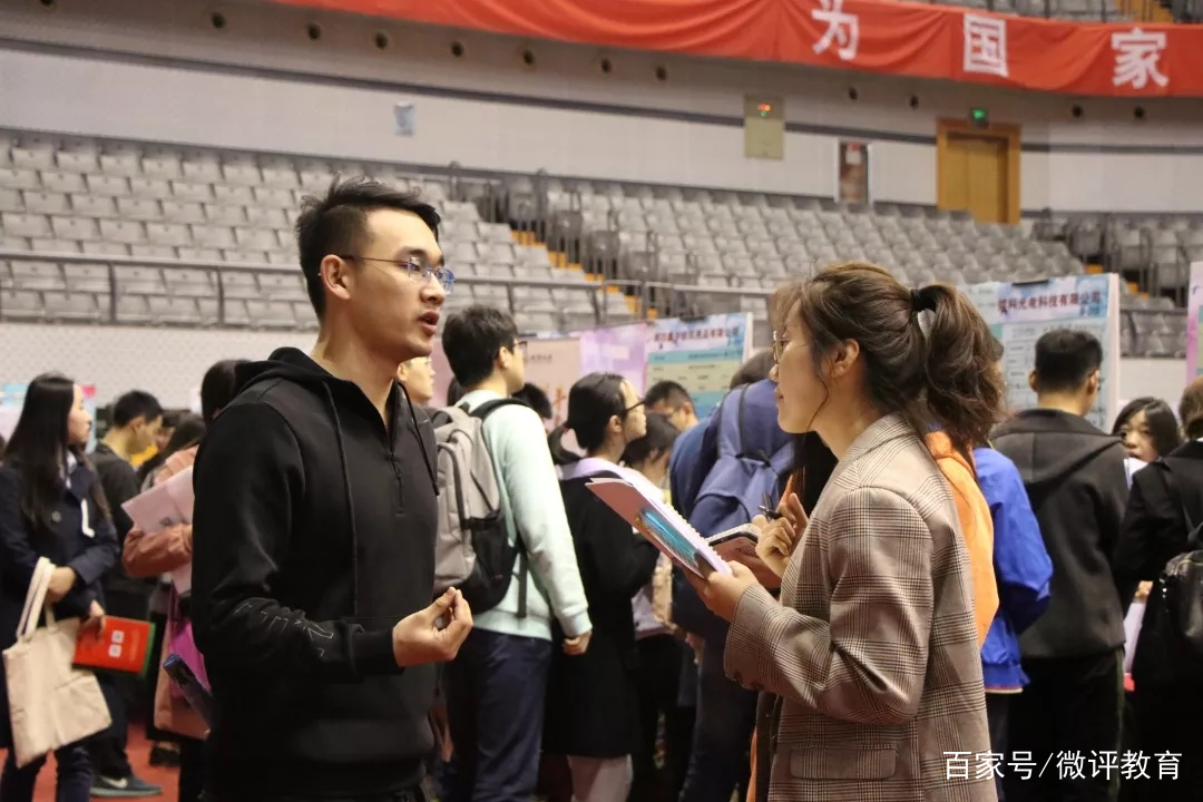 大学生都想考公务员,其中的好处,只有考上的人