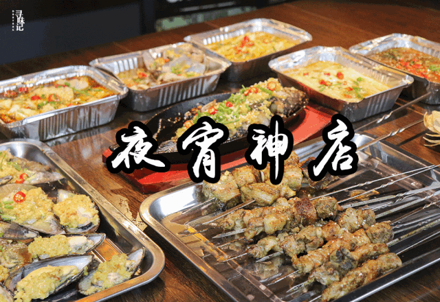 每天都要卖出好几千只串串 兔肉串 /  烤好后 外皮酥黄,油光锃亮 还没