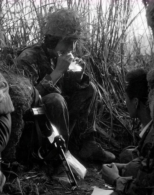 两山轮战:女医务兵看见伤员太难过而满眼泪水 永利娱乐场app