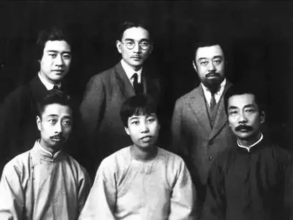 鲁迅的代表作品介绍 efe954b31b944693a92be863bc1638f0.jpeg