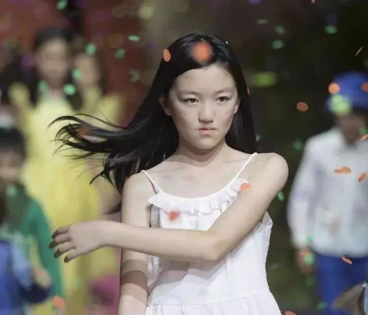 原创三次手术后的李嫣让人惊艳,美貌媲美张柏芝,王菲才是人生赢家!