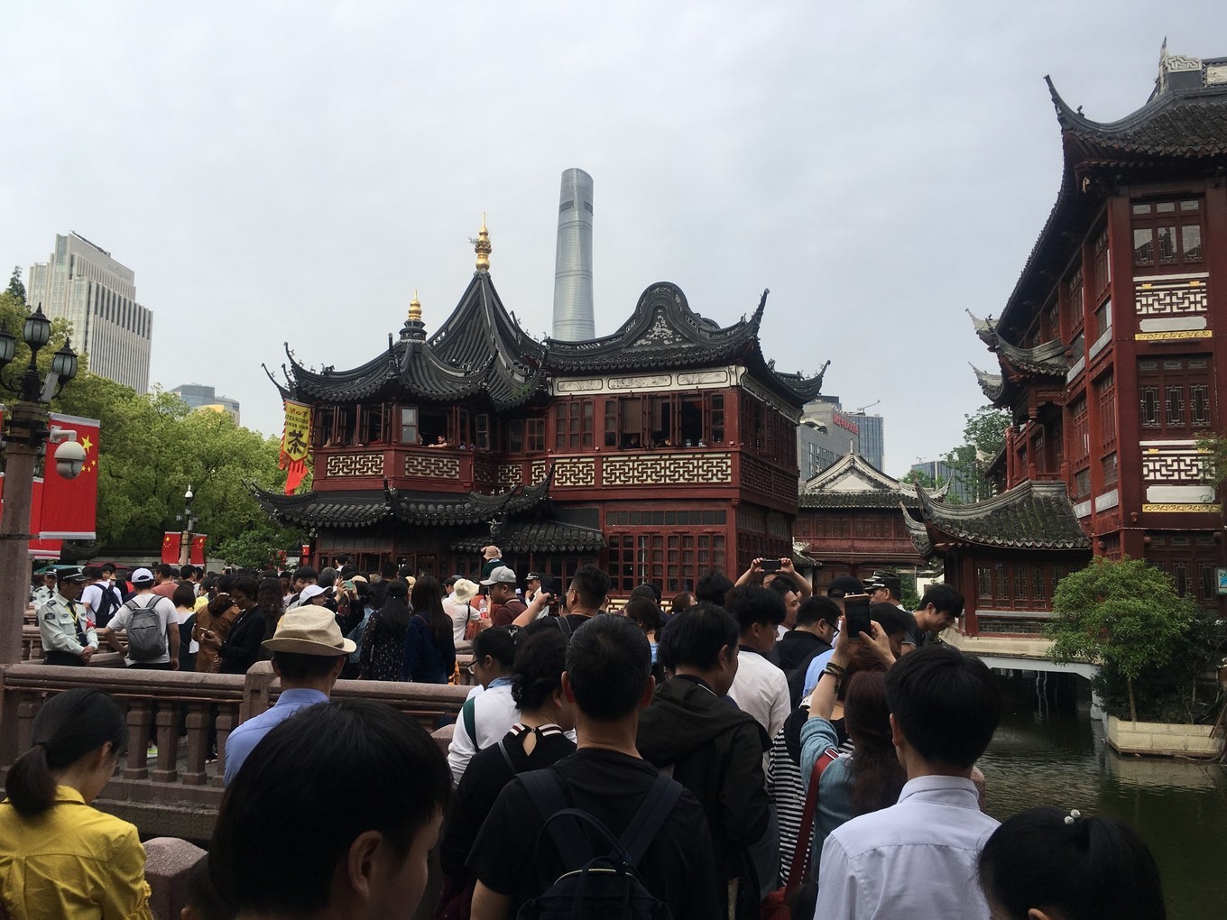 五一小长假上海豫园人山人海游客寸步难移九曲桥快被挤塌了人群