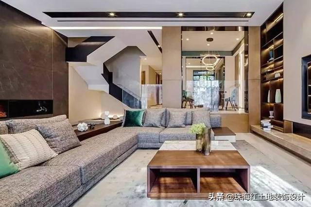 充满设计感的餐厅吊顶与餐桌上下呼应,灰色的木饰面板墙面把深绿色的