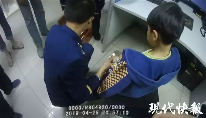 女孩给7岁男孩戴上戒指“求婚”,男孩父母一看马上报警! 赌博技巧网址