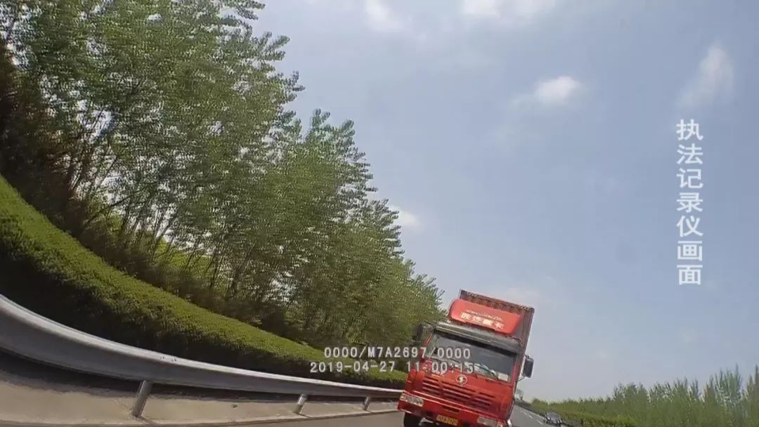 集卡车行高速公路司机突感不适 奉贤交警紧急救助 优德w88官网