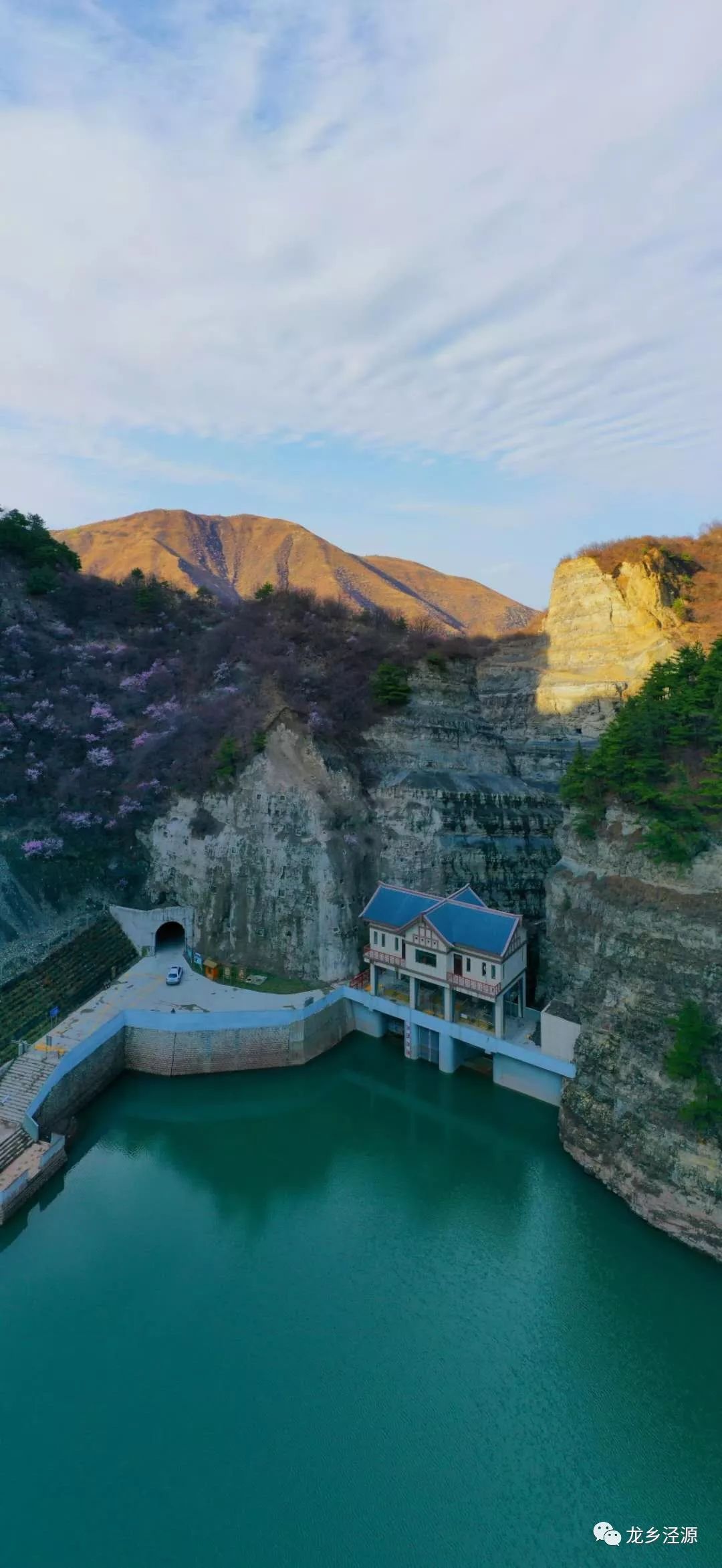 阳光明媚,游山玩水被提上了日程,我县六盘山国家森林公园,老龙潭景区