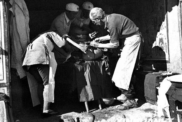 白求恩是因谁不幸感染去世，被他救活的士兵最后怎样了？