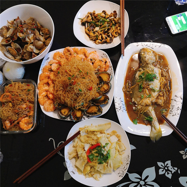 原创同事来家里蹭饭,婆婆下厨招待,一桌菜体面又周到,觉得怎么样?