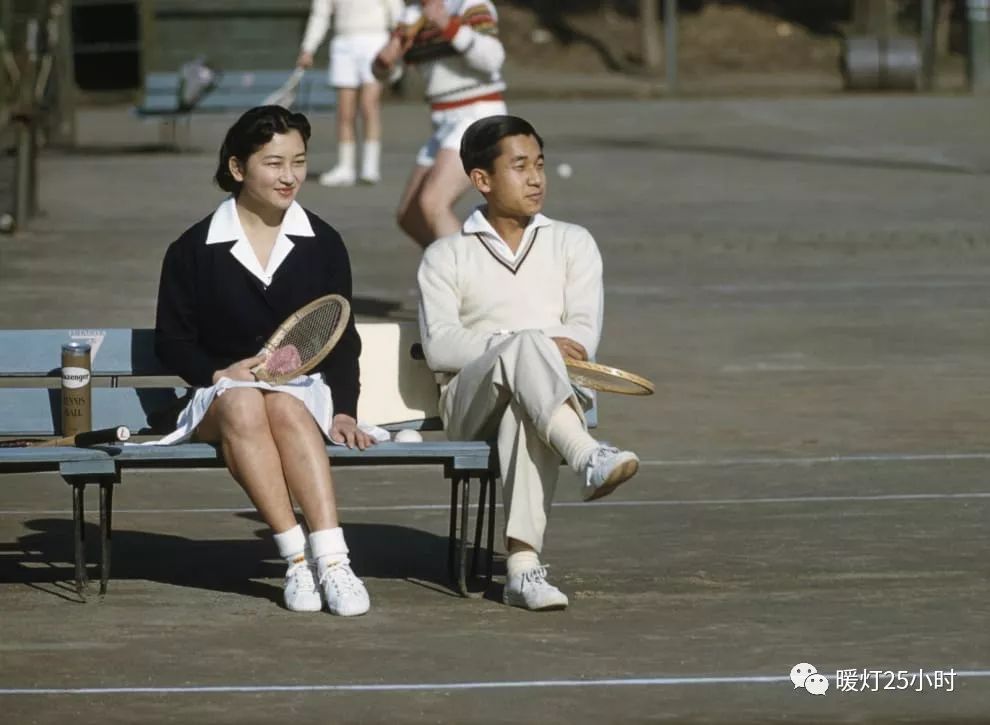 图为年轻时的明仁和美智子在一起打网球.