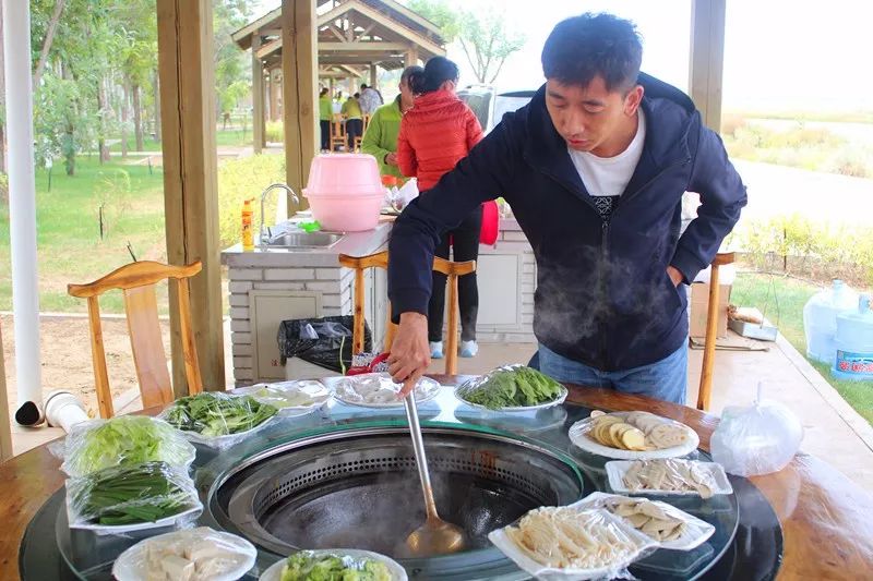 每个烧烤凉亭里的桌子中间 冒着仙气儿的 农家柴火鸡, 在铁锅里咕嘟