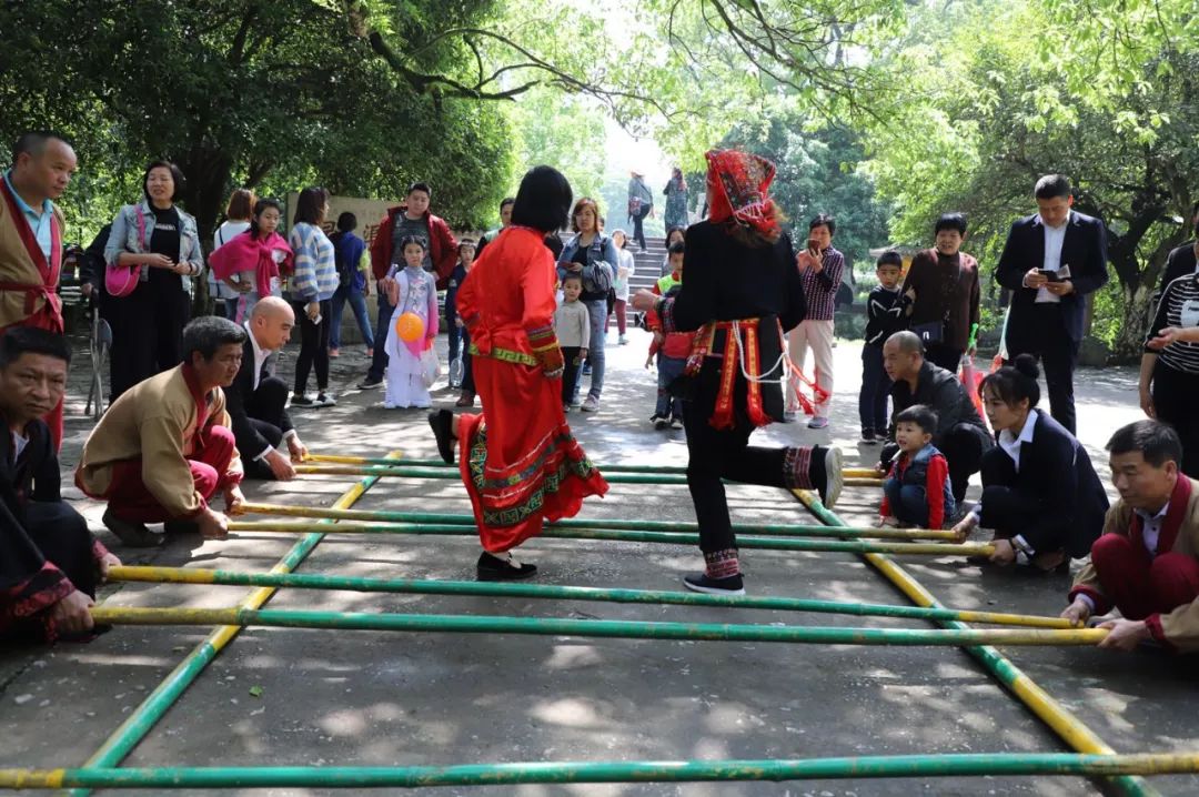 壮族竹竿舞是一种参与性和娱乐性较强的舞蹈,一般是由十多几十个演员