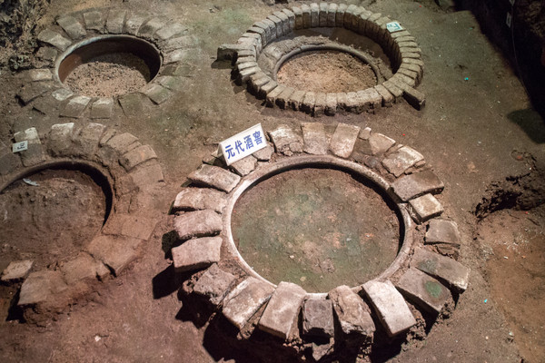 中国酒行业的国宝，历史跨度近800年，曾被评为中国十大考古发现