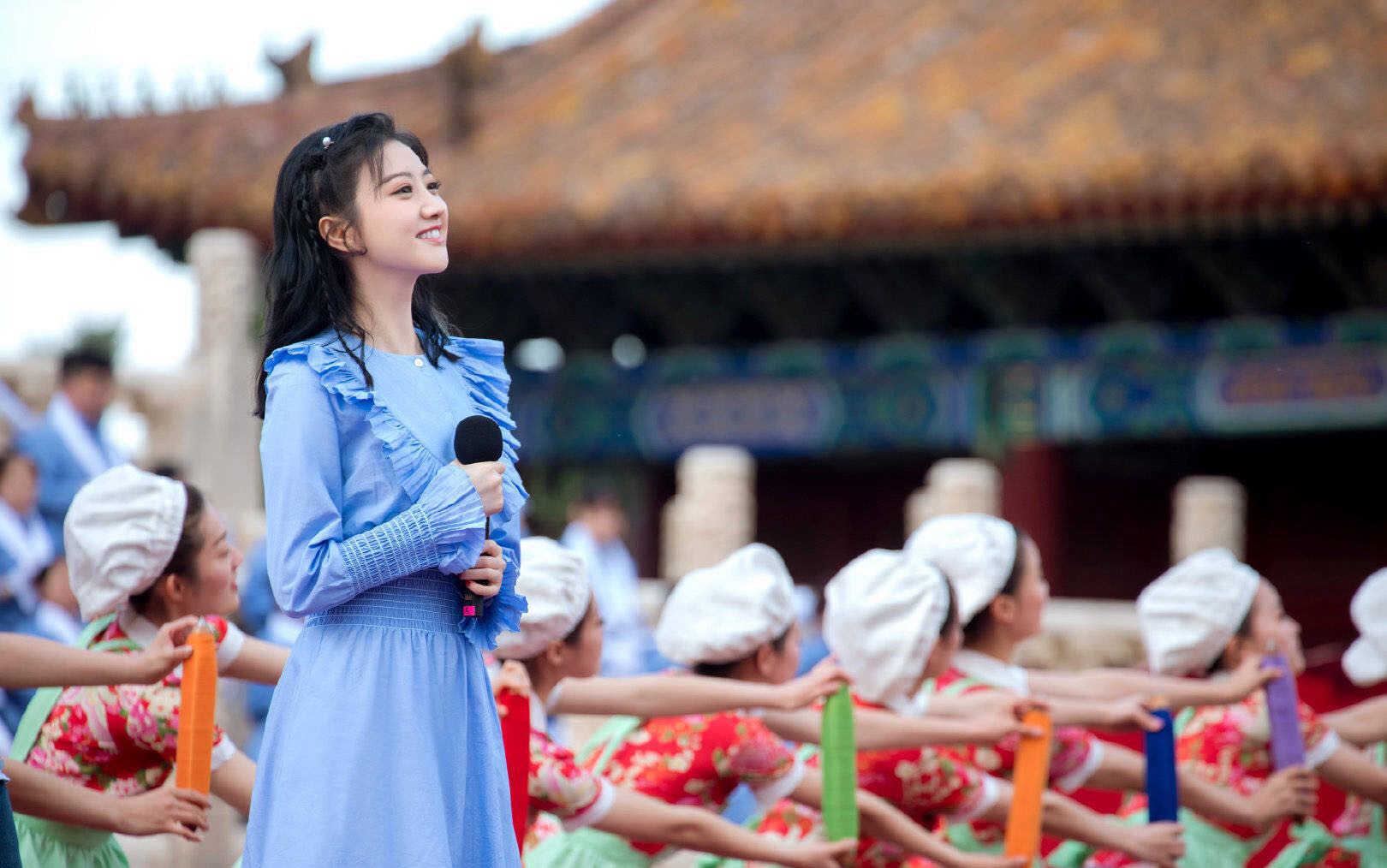 景甜留长发更美了穿连衣裙亮相五一晚会清新淡雅超减龄