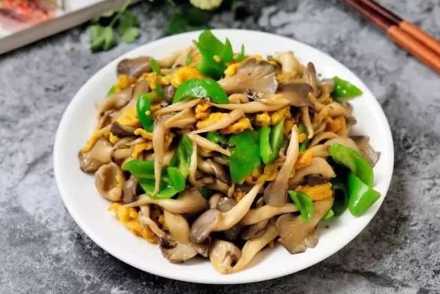 青椒和平菇,搭配鸡蛋液,美味特下饭,功效非常出色 sunbet官网app下载