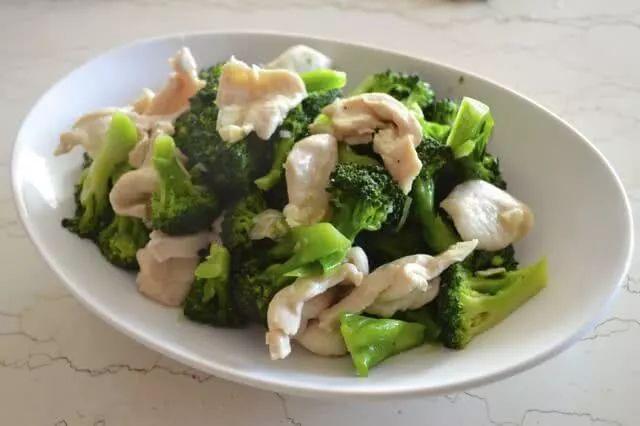 这道简单又家常的西兰花炒鸡肉特别营养,清淡,很符合现代的生活 性爱动态