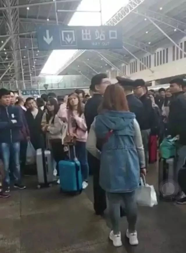 崩溃!五一假期乘客买了火车票,却上不了车!网友:最后都是守规矩的人吃亏… 千亿国际娱乐qy700