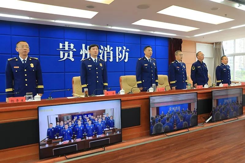 会议在雄壮的国歌声中拉开序幕,江平总工程师,罗文波参谋长宣读了表彰