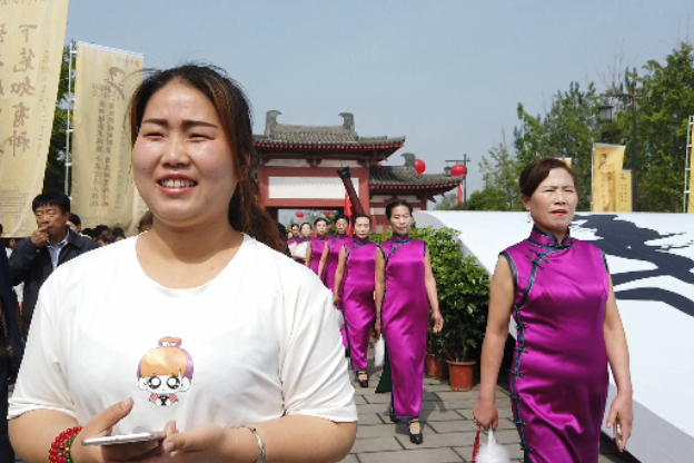 杜甫诗词大会开幕式,农村大妈穿旗袍惊艳亮相