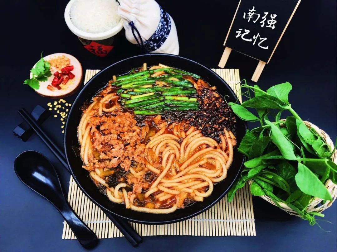 昆明知名的小锅米线,也是昆明人最喜欢的米线烹饪方法,一锅