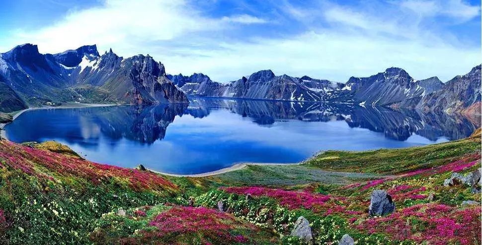 风景 让我们拨开云雾 一赏这瑰丽奇绝的自然景观吧 天池是长白山最