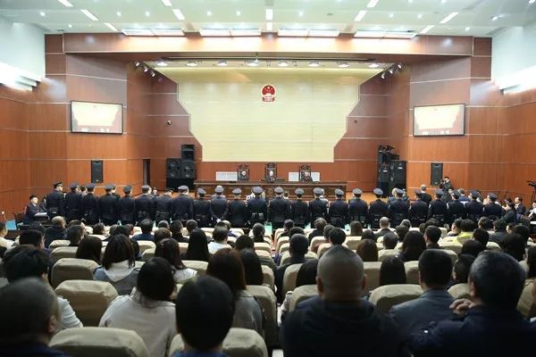 诈骗、敲诈勒索、非法拘禁……集团式“套路贷”犯罪案件开庭审理 博e百娱乐城官方网
