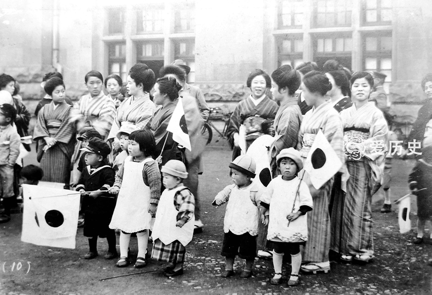 日军抵达济南时站在路边欢迎的日本居留民.