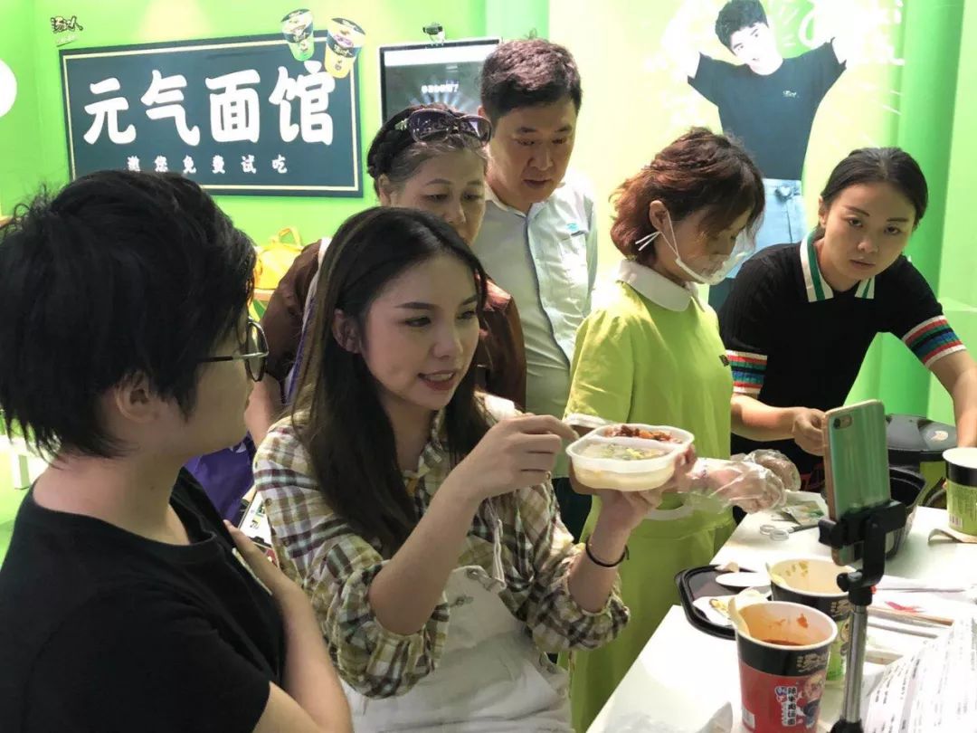 元气满满过五一玩游戏领奖品汤达人现场免费试吃