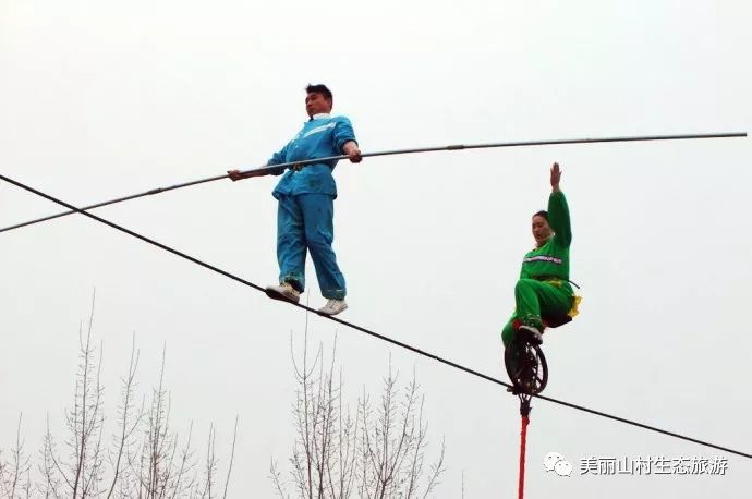 高空走钢丝为什么要拿长杆物理原理