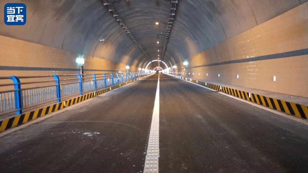 山隧道至滨江大道往白塔山方向行驶到江北或通过岷江大桥进入城区