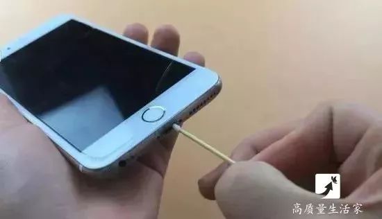 怎么清理手机充电口孔灰尘 cd5030fbb0424a19a6b4221b21de5d2d.jpeg