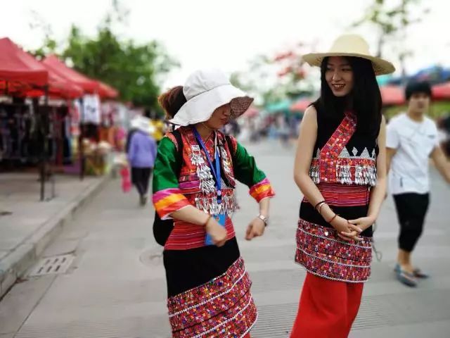 【新平戛洒】看美女主播如何"变身"花腰傣小卜少去赶街