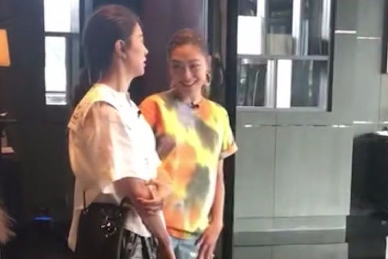 同框比腿,应采儿穿的短裤再怎么短也比袁咏仪腿短,腿还比她黑!