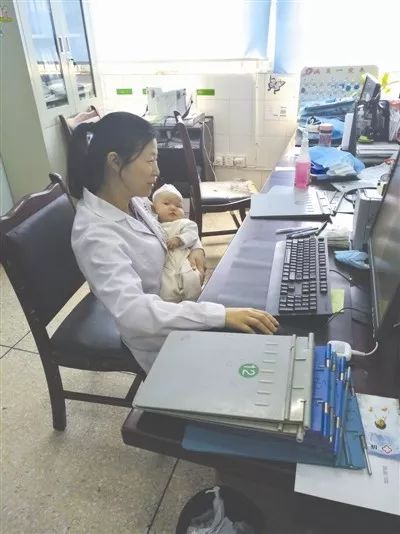 暖!一手抱患儿一手写病历,儿科女医生当上临时妈妈 男人的天堂东京热