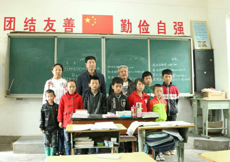 
【围观】陇南徽县农村3个老师6个年级8个学生的风雨坚守


