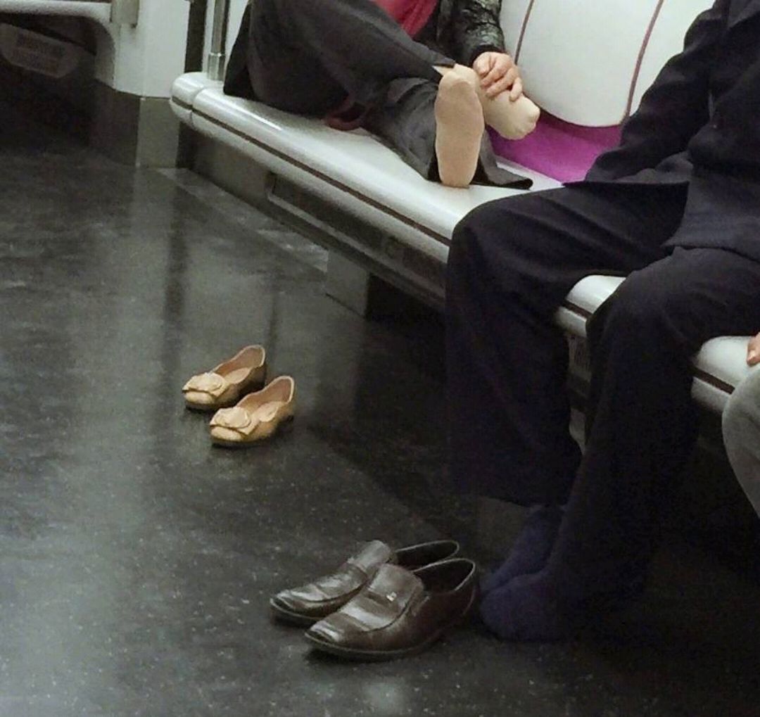 原创一家老少四人在北京地铁上脱鞋晾脚,网友:好奇特的"家风"