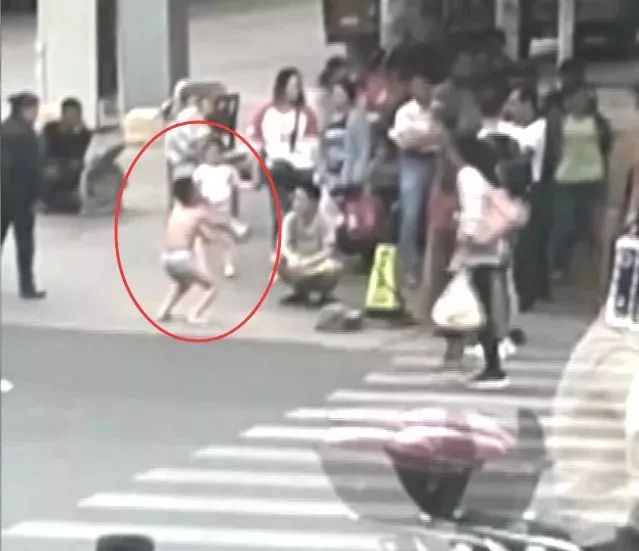 男孩被罚街头蹲马步,家长:他在学校干这事,必须狠狠罚!网友吵炸了~ 皇冠国际亚洲