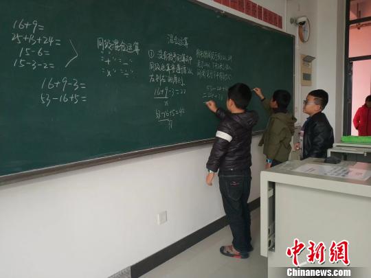 
“乡村夜校”灯光不息千余名大学生32年接力教育扶贫


