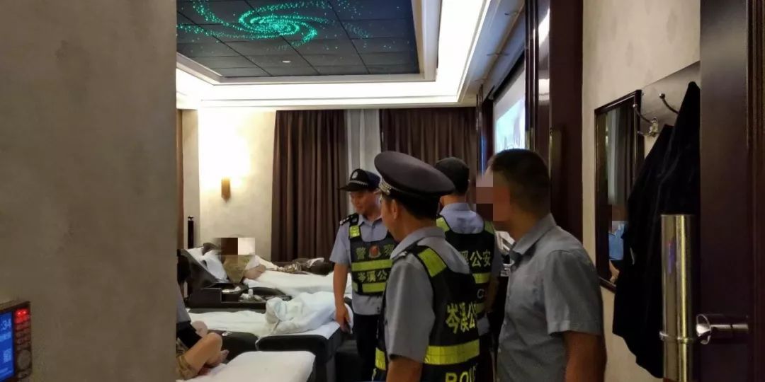 "五一"假期期间,梧州岑溪警方为保证市民平安出行,进一步加强人员密集